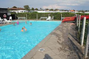 齐斯泰兹齐斯泰兹露营&别墅酒店的一群人在游泳池游泳