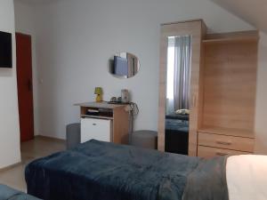 米耶伦科Villa Monica pokoje dwuosobowe tylko dla dorosłych的一间卧室配有一张床和一台电视。