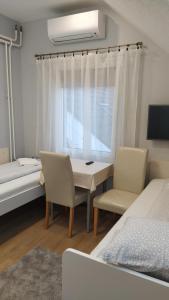 莫悠罗德埃里卡旅馆的一间卧室配有书桌、床和窗户。