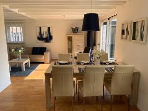 WolphaartsdijkVakantiewoning aan het Veerse meer的用餐室以及带桌椅的起居室。