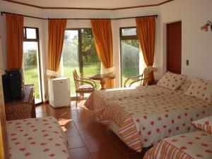安加罗阿维多利亚酒店的酒店客房设有两张床和电视。