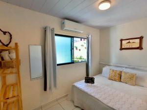 纳塔尔美利加多索旅馆的一间卧室设有一张床和一个窗口