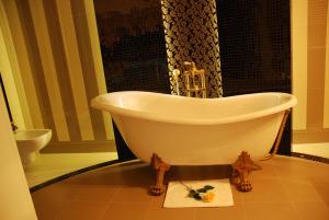 亚斯琴别-兹德鲁伊玻璃尼亚宫酒店的带窗户的浴室内的白色浴缸