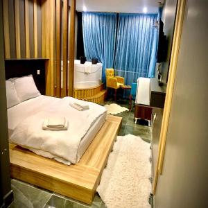 梅尔辛Vm Resort Otel Mersin的一间卧室配有一张大床和镜子
