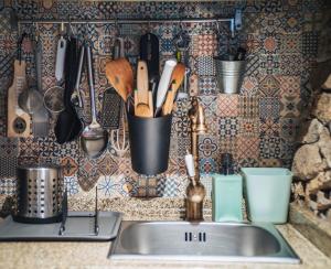 噶韦埃拉Casa do Azevim的厨房柜台配有水槽和餐具