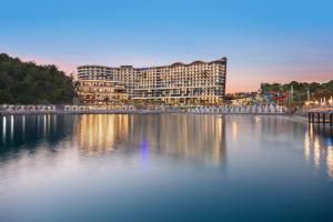 欧库卡拉Mylome Luxury Hotel & Resort - Ultra All Inclusive的一座大建筑,位于一大片水面上