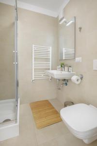 布拉索夫Cliché Luxury Apartment的浴室配有卫生间、盥洗盆和淋浴。