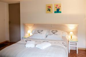 科尔尼蒙La Beuratte的一间卧室配有一张带两个枕头的床