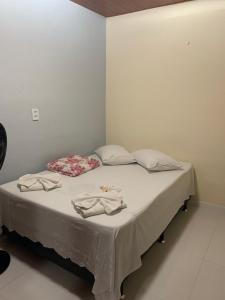 瓜拉米兰加Apartamento Central的房间里的一张床位,上面有两条毛巾