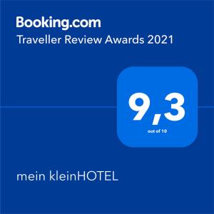 赫比斯特恩mein kleinHOTEL的手机的屏幕,带有文字旅行评论奖