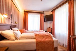 格拉茨Gasthof Lend-Platzl的酒店客房设有床和窗户。