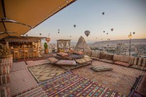 格雷梅迪万岩洞酒店的一间设有枕头和空中热气球的房间