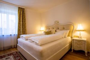 格拉茨Gasthof Lend-Platzl的卧室配有一张大白色床和窗户