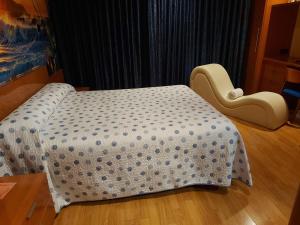 Camponaraya卫城汽车旅馆的房间里的一张床和椅子