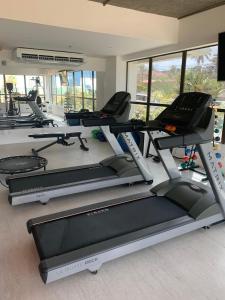 马塞约Hotel Ritz Condômino Adler Ricardo的健身房设有数台跑步机和椭圆机