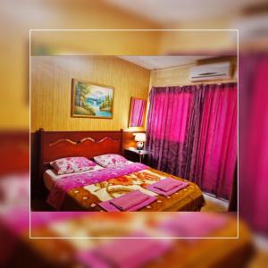 贝鲁特瑞吉斯酒店的一间卧室配有一张带粉红色窗帘的大床