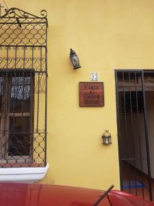 危地马拉安地瓜Hotel Vista al Cerro的建筑一侧有标志的黄色墙