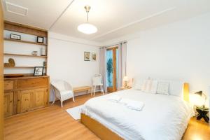 NEW Stylish 1 Bedroom Flat with Garden London客房内的一张或多张床位