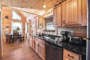 加特林堡Walnut Ridge Cabin. Sleeps 7-11! Hot tub, pool table, minutes to downtown Gatlinburg!的相册照片