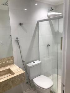 瓜鲁雅Apartamento Praia Enseada的浴室配有卫生间、淋浴和盥洗盆。