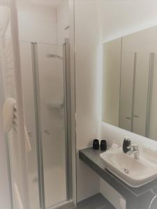 Kölleda阿尔特莫克雷克尔达餐厅酒店的带淋浴和盥洗盆的白色浴室