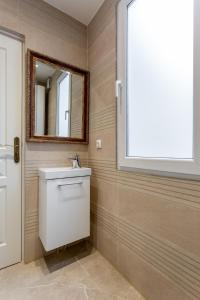 圣旺StayLib - Lovely 2 rooms porte de Montmartre的一间带水槽和镜子的浴室