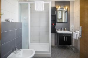 波雷奇市区高档公寓 的一间带水槽、卫生间和镜子的浴室