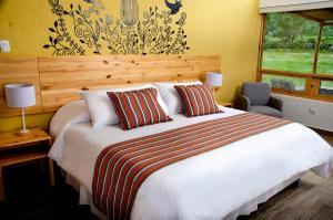Yanque齐拉瓦斯山林小屋的卧室设有一张白色大床和一扇窗户。