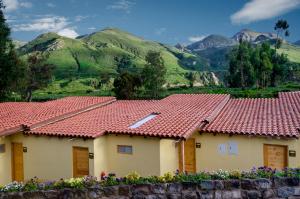Yanque齐拉瓦斯山林小屋的红屋顶和山间一排房子