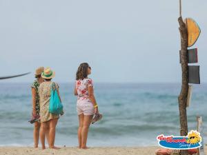 GuachacaCasa Grande Surf的两个站在海滩上看着大海的女人