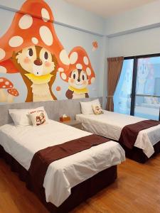 台东蘑菇村-蘑豆民宿 的一间卧室设有两张床,并装饰有猴子壁画