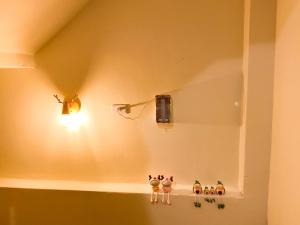 台东蘑菇村-蘑豆民宿 的三个玩具猫头鹰坐在一个房间里的一个架子上