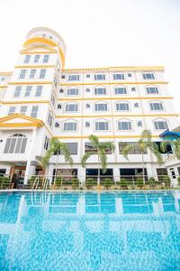 BirtamodSiddhartha Hotel Grand City的大楼前设有游泳池的酒店