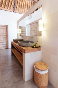 卡朗阿森Villa Mangodream的一间带两个盥洗盆和大镜子的浴室