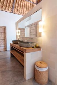 卡朗阿森Villa Mangodream的浴室设有2个水槽和镜子