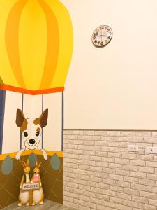 台东蘑菇村-蘑豆民宿 的一只狗,骑着一个热气球,里面饲养着两只塞满动物