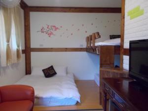 埔里梦享家民宿的客房设有两张双层床和电视。