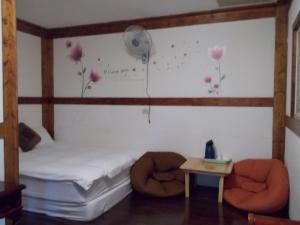 埔里梦享家民宿的卧室配有一张墙上鲜花的床