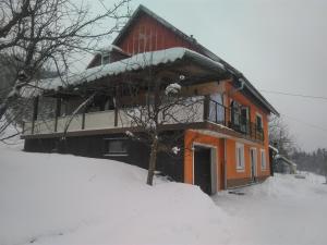 科尔尼鲁格Apartman Štimac的前面的地面上积雪的建筑