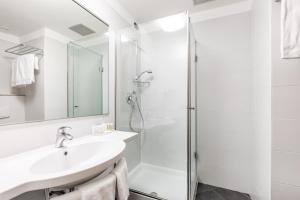 圣彼得罗-泰尔梅堡安努斯嘉皇宫酒店的白色的浴室设有水槽和淋浴。