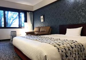 熊本奥库斯酒店的酒店客房,配有床和沙发