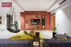 开罗Prime Select Kattameya Bavaria Town的客厅配有两张沙发和一个黄色地毯