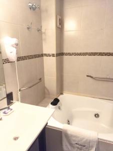 米拉马尔Andaluhe Posada的带浴缸、水槽、卫生间和淋浴的浴室