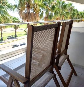 米拉马尔Andaluhe Posada的木椅,坐在带窗户的阳台