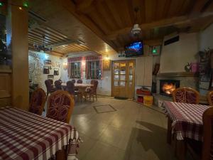 兹拉蒂博尔维拉乔基奇旅馆的一间带桌椅和壁炉的用餐室
