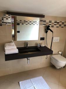 索里科贝林赫拉酒店的一间带水槽和卫生间的浴室