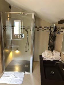 索里科贝林赫拉酒店的带淋浴和毛巾水槽的浴室