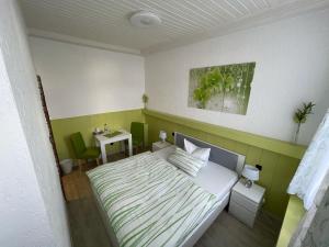 克莱沃Hotel Schwanenburg的一间小卧室,配有一张床和一张桌子