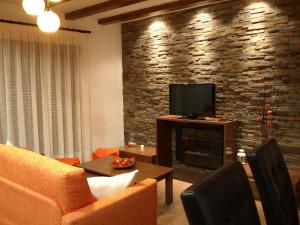 Villar del Humo卢瓦乐斯帕洛玛阿帕特门酒店的客厅设有壁炉和电视。