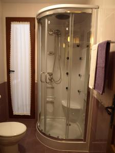Villar del Humo卢瓦乐斯帕洛玛阿帕特门酒店的带淋浴的浴室和卫生间